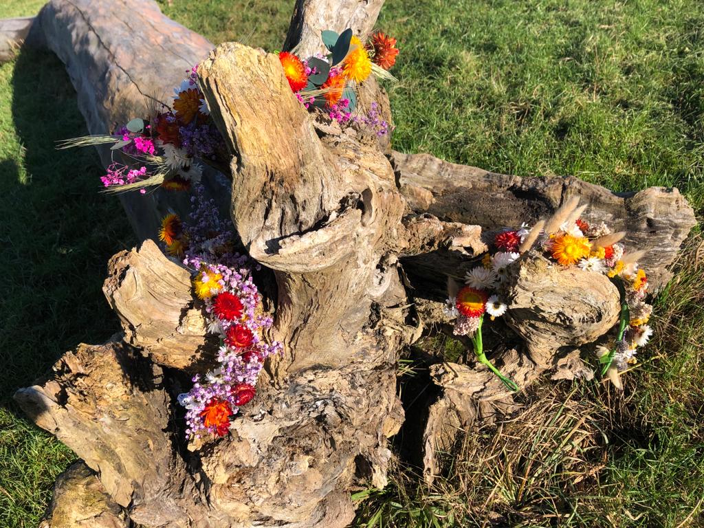 A la ferme équestre de Martué, nous vous proposons une toute nouvelle activité : l’art floral et ses couronnes de fleurs séchées.