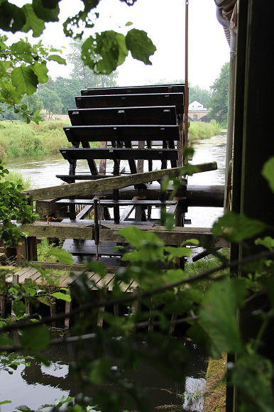 En aval du village, le remarquable vieux moulin à eau restauré et en ordre de marche actionnait une scierie par le passé. Sa construction remonte à l'époque autrichienne. La girouette aux armes impériales date de 1770. En aval du village, le remarquable vieux moulin à eau restauré et en ordre de marche actionnait une scierie par le passé. Sa construction remonte à l'époque autrichienne. La girouette aux armes impériales date de 1770.